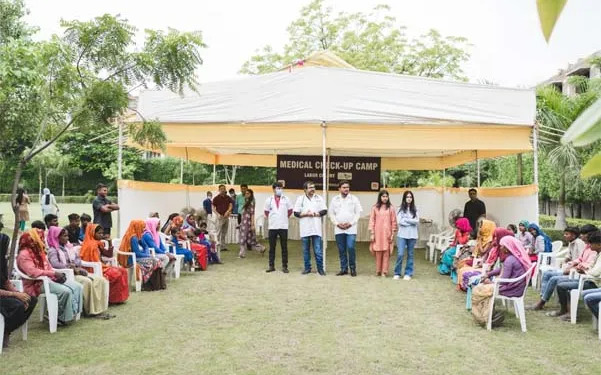 Ahmedabad Intl School student Jenisa Patel holds conjunctivitis medical camp for labourers
